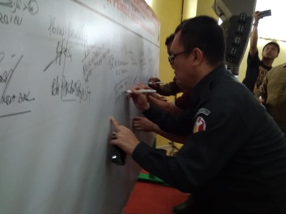 Ketua Bawaslu Provinsi Bengkulu  Memberikan Sambutan dalam Acara  Silaturahim dan Deklarasi Lintas Agama  Di Polda Bengkulu Bengkulu  Tahun 2018