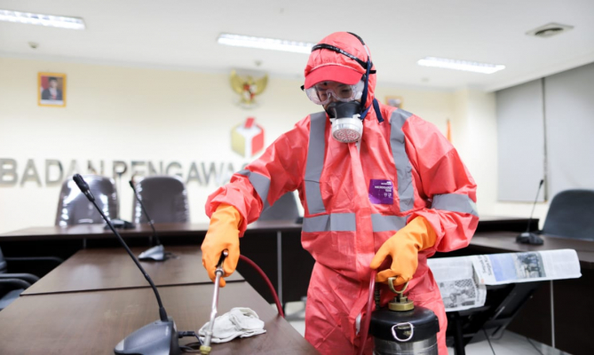 Cegah Korona, Gedung Bawaslu Disemprot Disinfektan