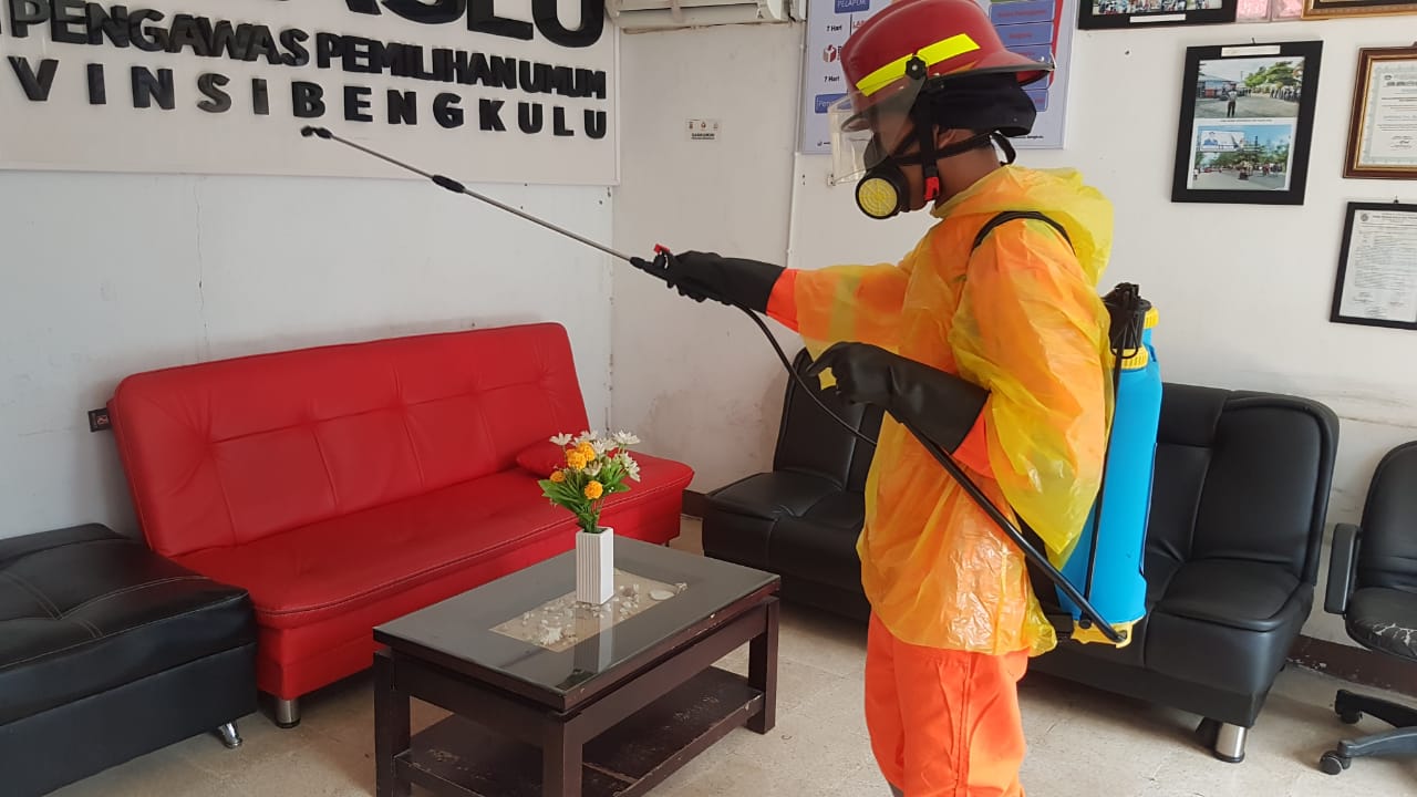 Cegah Penyebaran Virus Corona, Kantor Bawaslu Provinsi Bengkulu disemprot Desinfektan