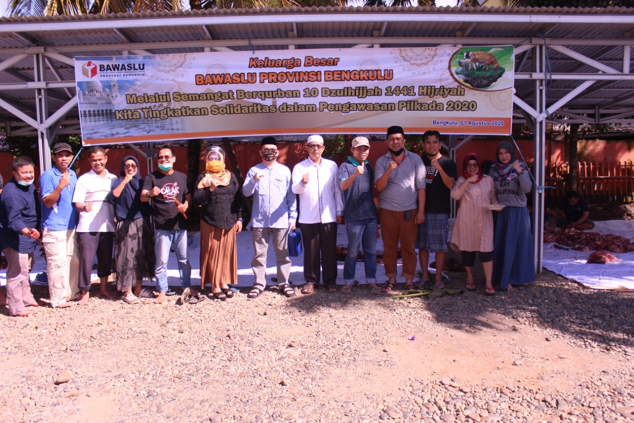 RAYAKAN IDUL ADHA 1441 HIJRIAH, BAWASLU PROVINSI BENGKULU SEMBELIH DUA EKOR SAPI KURBAN