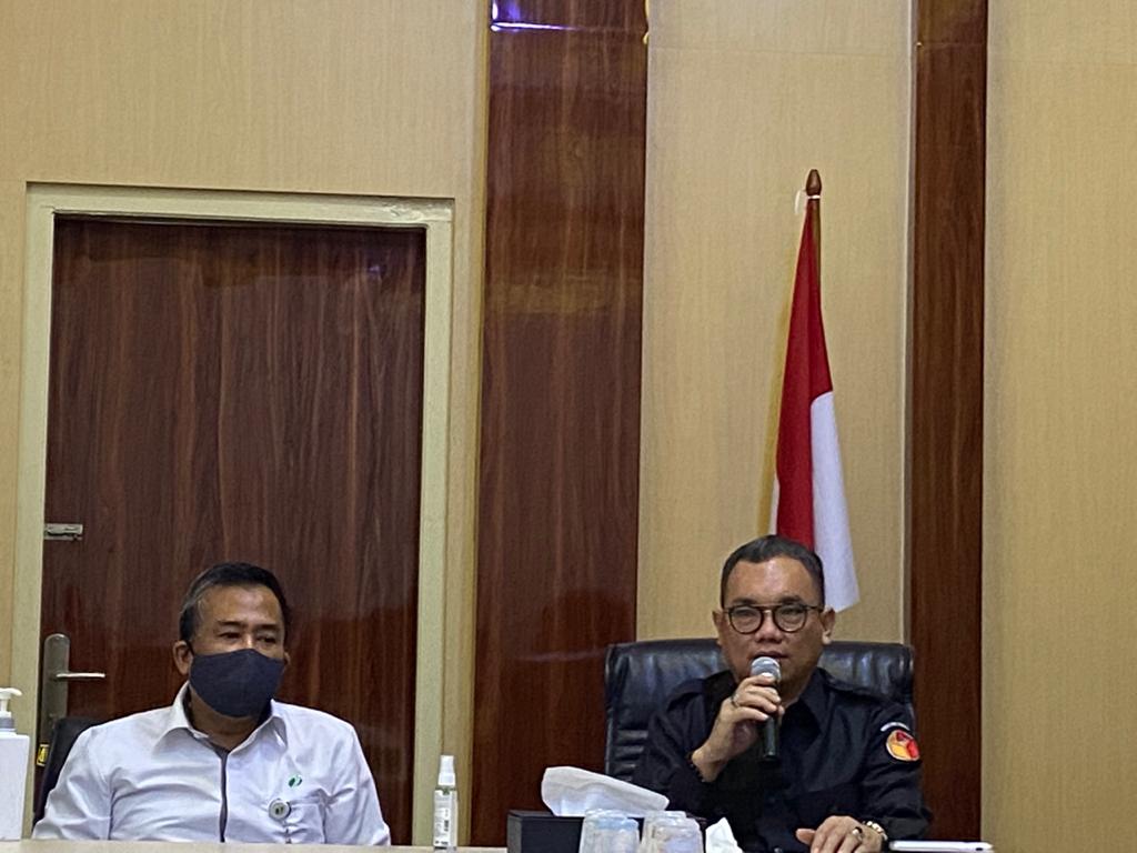 PENYERAHAN SANTUNAN JAMINAN KECELAKAAN KERJA SECARA SIMBOLIK KEPADA PANWASLU KELURAHAN DESA