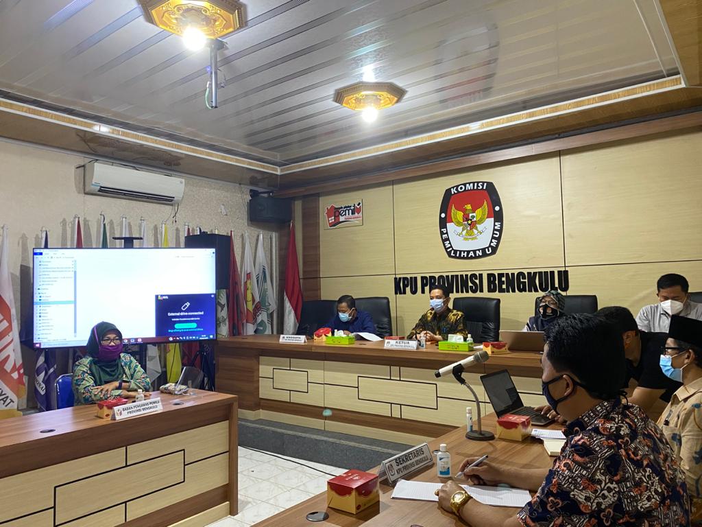 RAPAT DALAM KANTOR TENTANG UJI PUBLIK DPS (DAFTAR PEMILIH SEMENTARA)