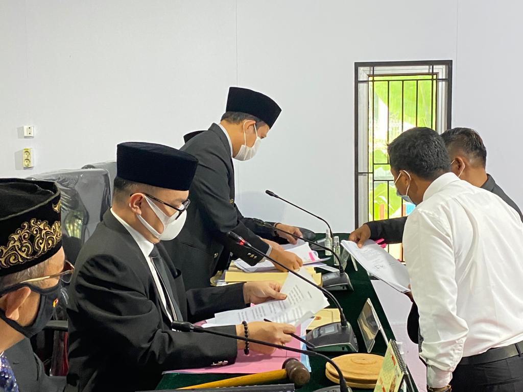 SIDANG MUSYAWARAH TERBUKA AGENDA PENYERAHAN DAN PEMERIKSAAN ALAT BUKTI SURAT PARA PIHAK