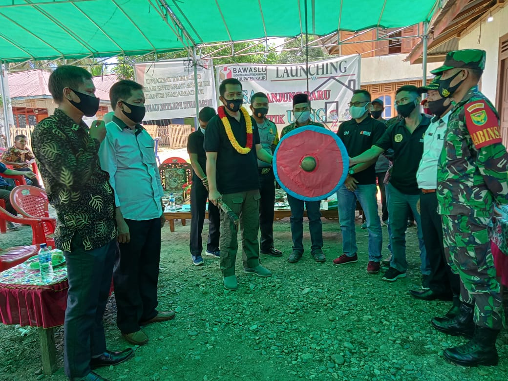 Disambut dengan Tradisi Potong Bambu, Dodi Herwansyah Launching Desa Anti Politik Uang (APU) di Kabupaten Kaur