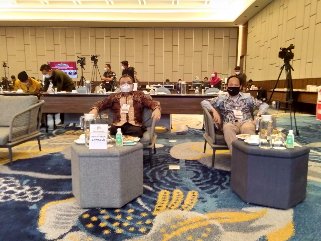 Ketua Bawaslu Provinsi Bengkulu Parsadaan Harahap didampingi Anggota Bawaslu Provinsi Bengkulu Halid Saifullah menghadiri Debat Terbuka Putaran Ketiga Pemilihan Gubernur dan Wakil Gubernur Bengkulu 2020