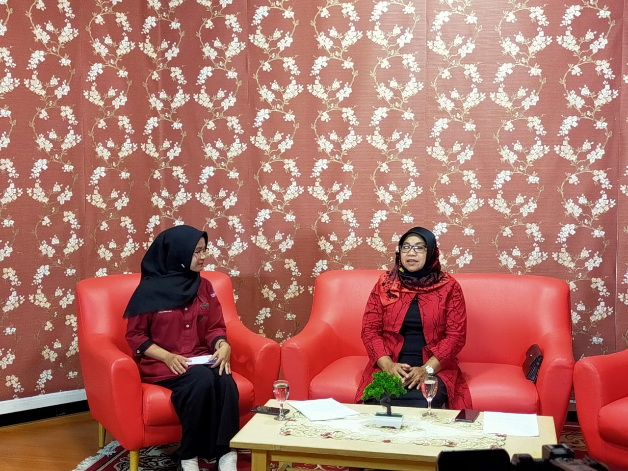 Patimah Siregar S.Pd.,M.Pd hadir sebagai narasumber dalam program "BENGKULU TALKSHOW" dengan tema : Mekanisme Pelantikan Cakada.