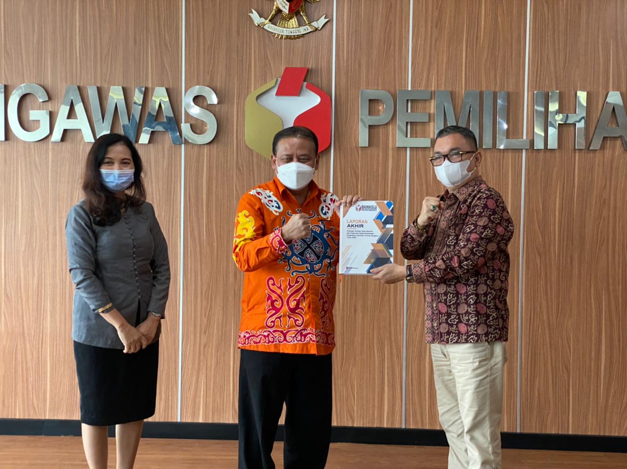 Bawaslu Provinsi Bengkulu Serahkan Laporan SDM dan Organisasi ke Bawaslu RI