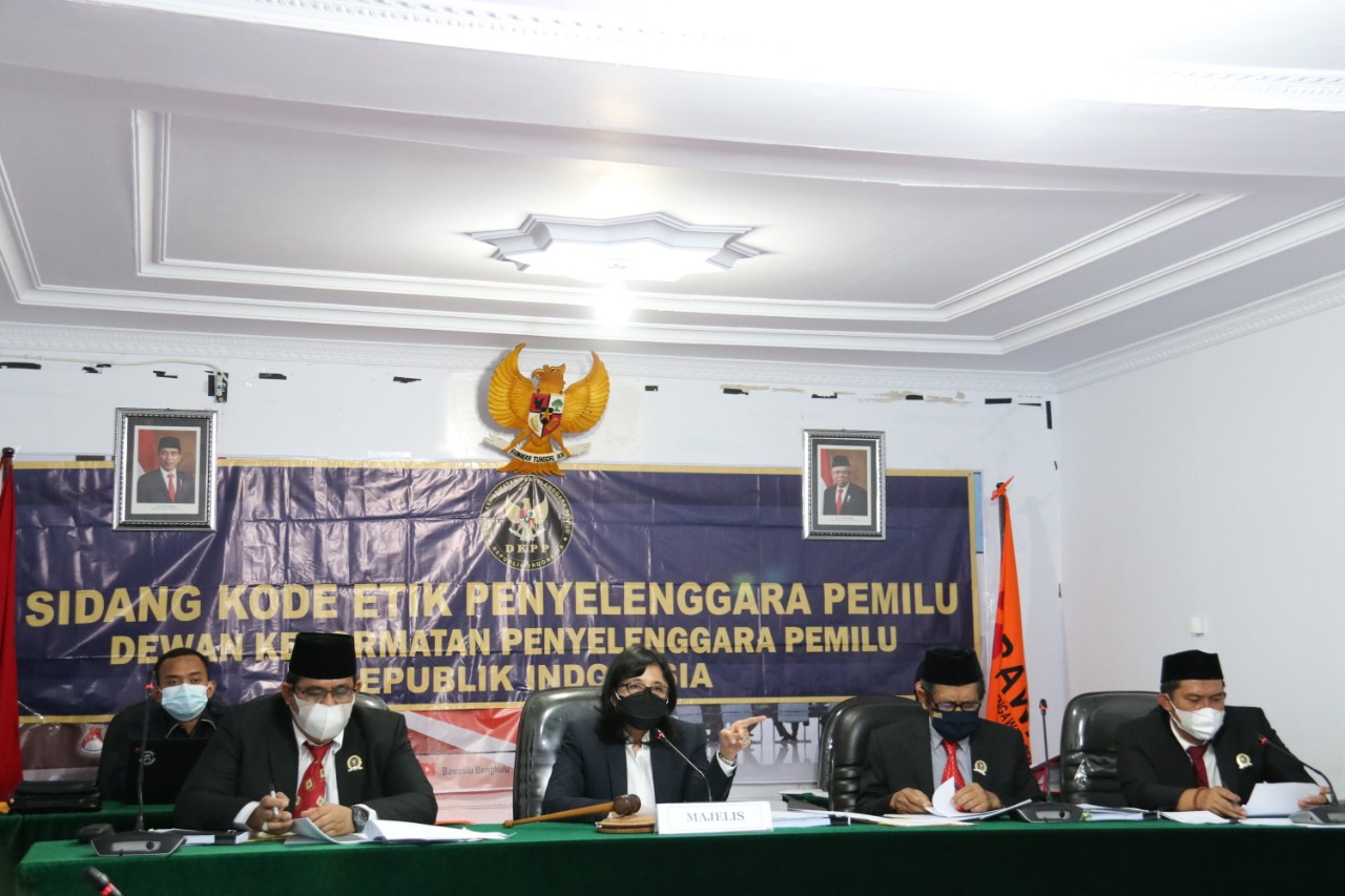 Dewan Kehormatan Penyelnggara Pemilu (DKPP) menyelenggarakan sidang pemeriksaan dugaan pelanggaran kode etik penyelenggara pemilu (KEPP) Perkara nomor 75-PKE-DKPP/II/2021