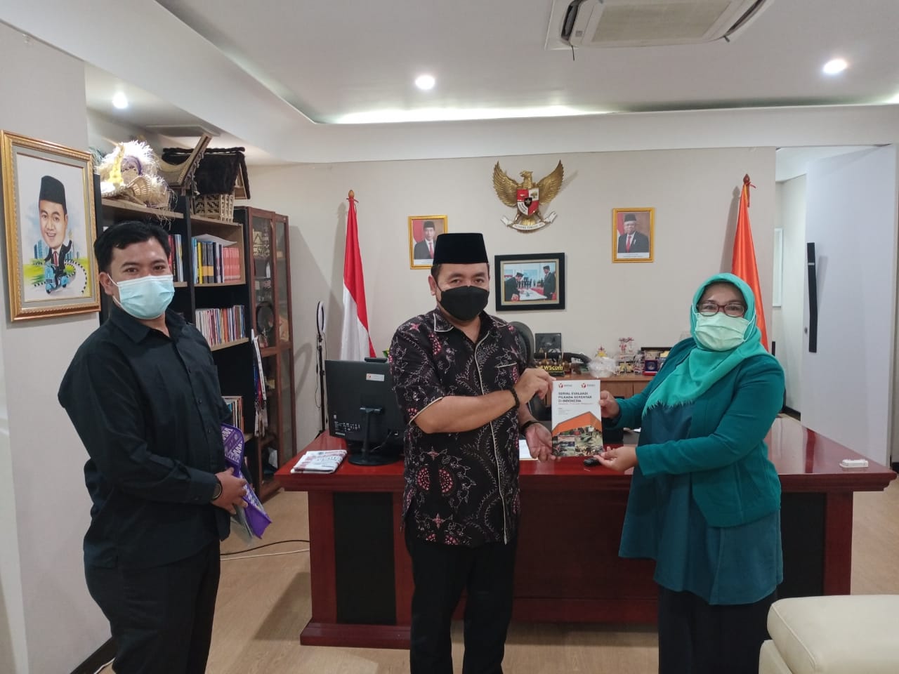 Badan Pengawas Pemilihan Umum Bawaslu Provinsi Bengkulu menyerahkan laporan Riset Evaluasi Pemilu/Pilkada 2015-2020