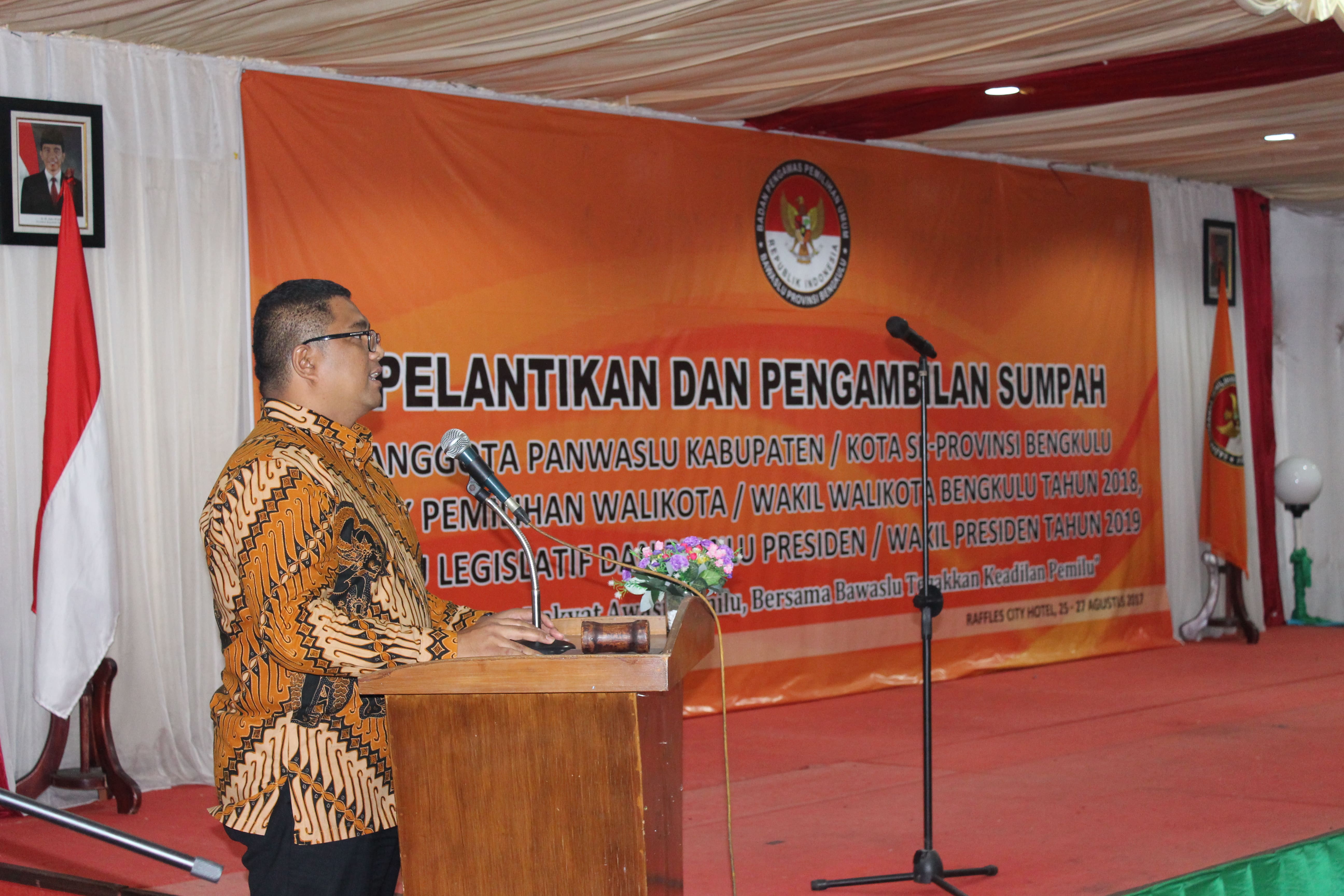 PELANTIKAN DAN PENGAMBILAN SUMPAH PANWAS KABUPATEN/KOTA SE-PROVINSI BENGKULU