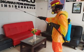 Cegah Penyebaran Virus Corona, Kantor Bawaslu Provinsi Bengkulu disemprot Desinfektan