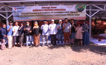 RAYAKAN IDUL ADHA 1441 HIJRIAH, BAWASLU PROVINSI BENGKULU SEMBELIH DUA EKOR SAPI KURBAN