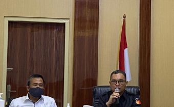 PENYERAHAN SANTUNAN JAMINAN KECELAKAAN KERJA SECARA SIMBOLIK KEPADA PANWASLU KELURAHAN DESA