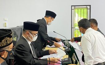 SIDANG MUSYAWARAH TERBUKA AGENDA PENYERAHAN DAN PEMERIKSAAN ALAT BUKTI SURAT PARA PIHAK