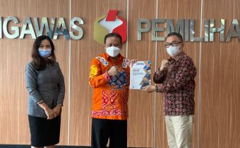 Bawaslu Provinsi Bengkulu Serahkan Laporan SDM dan Organisasi ke Bawaslu RI