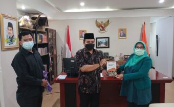 Badan Pengawas Pemilihan Umum Bawaslu Provinsi Bengkulu menyerahkan laporan Riset Evaluasi Pemilu/Pilkada 2015-2020